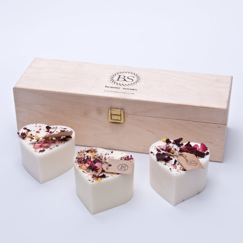 Set regalo di 3 candele a forma di cuore con petali di rosa 11156-135