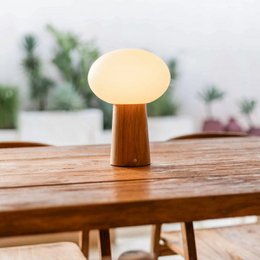 Max lichtbruine houten draadloze tafellamp
