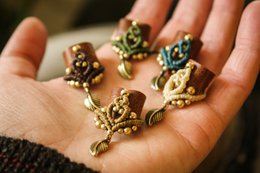 Dreadlock-Perle aus Leder und Makramee mit Messingdetails