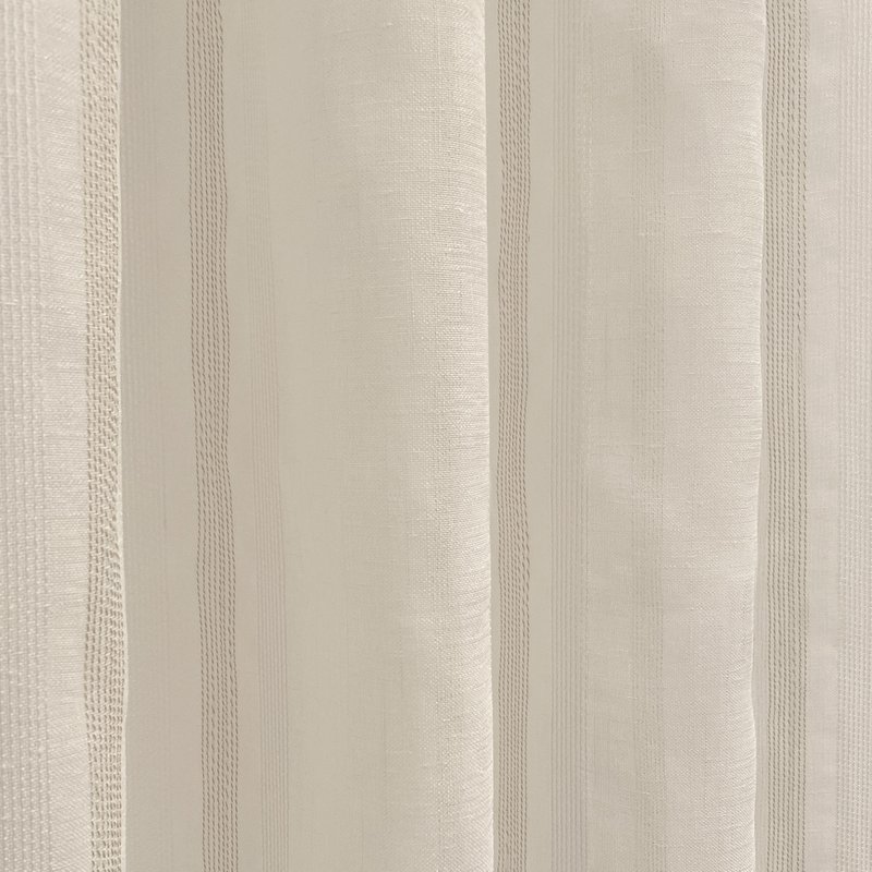 Cortina translúcida de color beige confeccionada en cinta multifunción (cinta fruncidora o pasabarras). Visillo Jacquard de rayas vertikale fabrikation med materialer reciclados og calidad. Naturlige farver og kalidos. Cortinas para salón, dormitorio