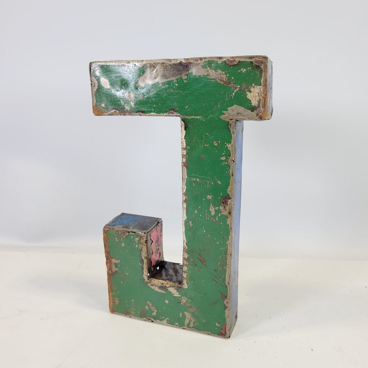Lettre « J » fabriquée à partir de barils de pétrole recyclés | 22 ou 50 cm | Couleurs différentes