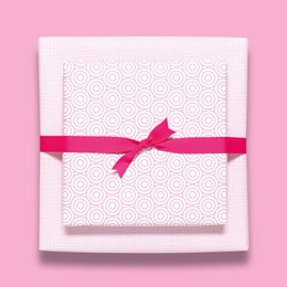 Papier d'emballage rose géométriquement avec des cercles, du papier d'emballage graphique en rose tendre pour des cadeaux de naissance, du baptême ou comme papier d'emballage pour l'anniversaire des enfants