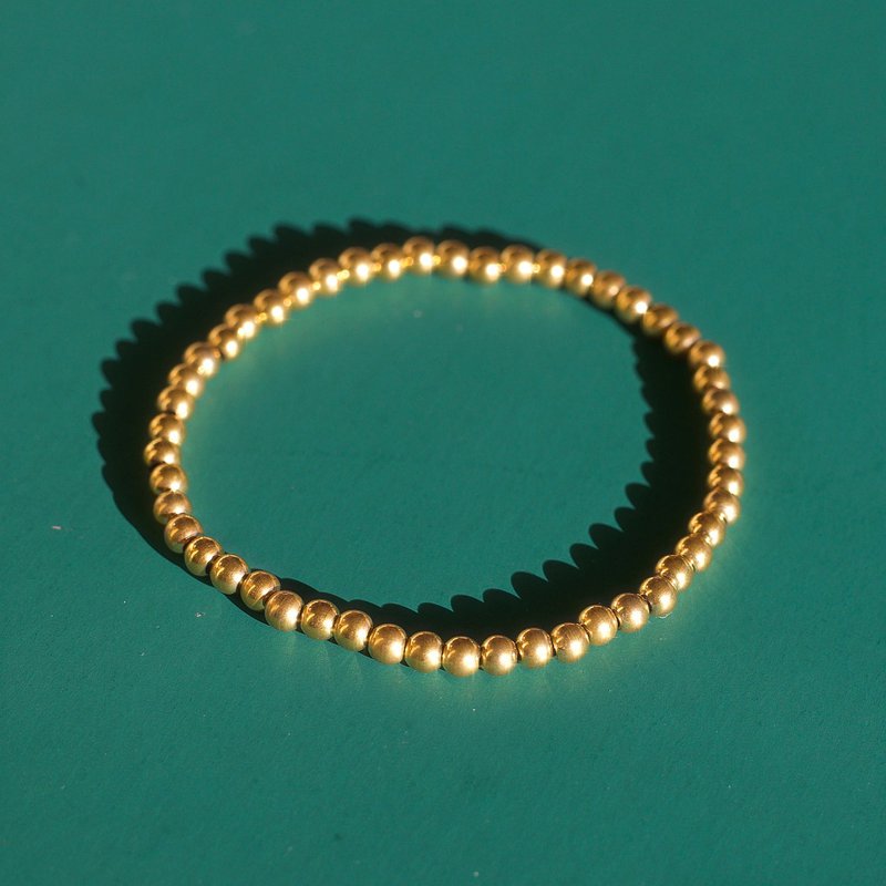 Aquilea – Armbandstapel aus Goldperlen