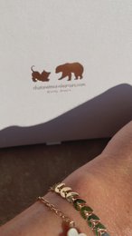 Pulseras HOLA en su caja listas para ofrecer