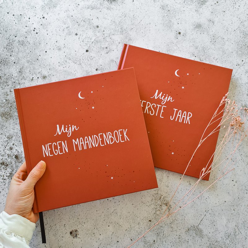 Negen maanden boek | roestbruin | heelal