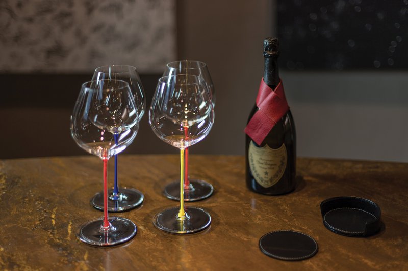 K0007AB | 6-częściowy zestaw podkładek z prawdziwej skóry licowej, gładkiej. Wymiary podstawki: ø 9 cm, Wymiary podstawki: ø 9 x 3,0 cm. Opakowanie: worek Tnt