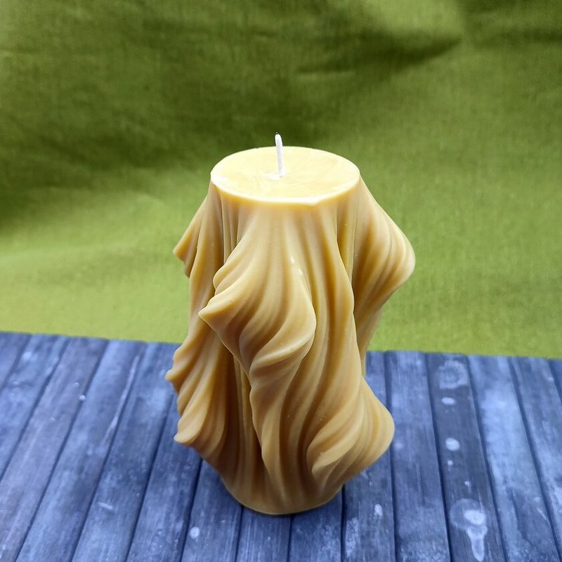 Ona-shaped beeswax and soy candle