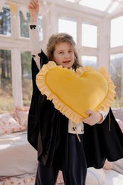 Cojín de corazón de doble cara con volante, cuadros amarillo mantequilla