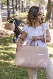 Crossbody barselstaske til barnevogn og hospital. Praktisk og elegant organisatortaske med stor kapacitet. Produkt fremstillet i Spanien.