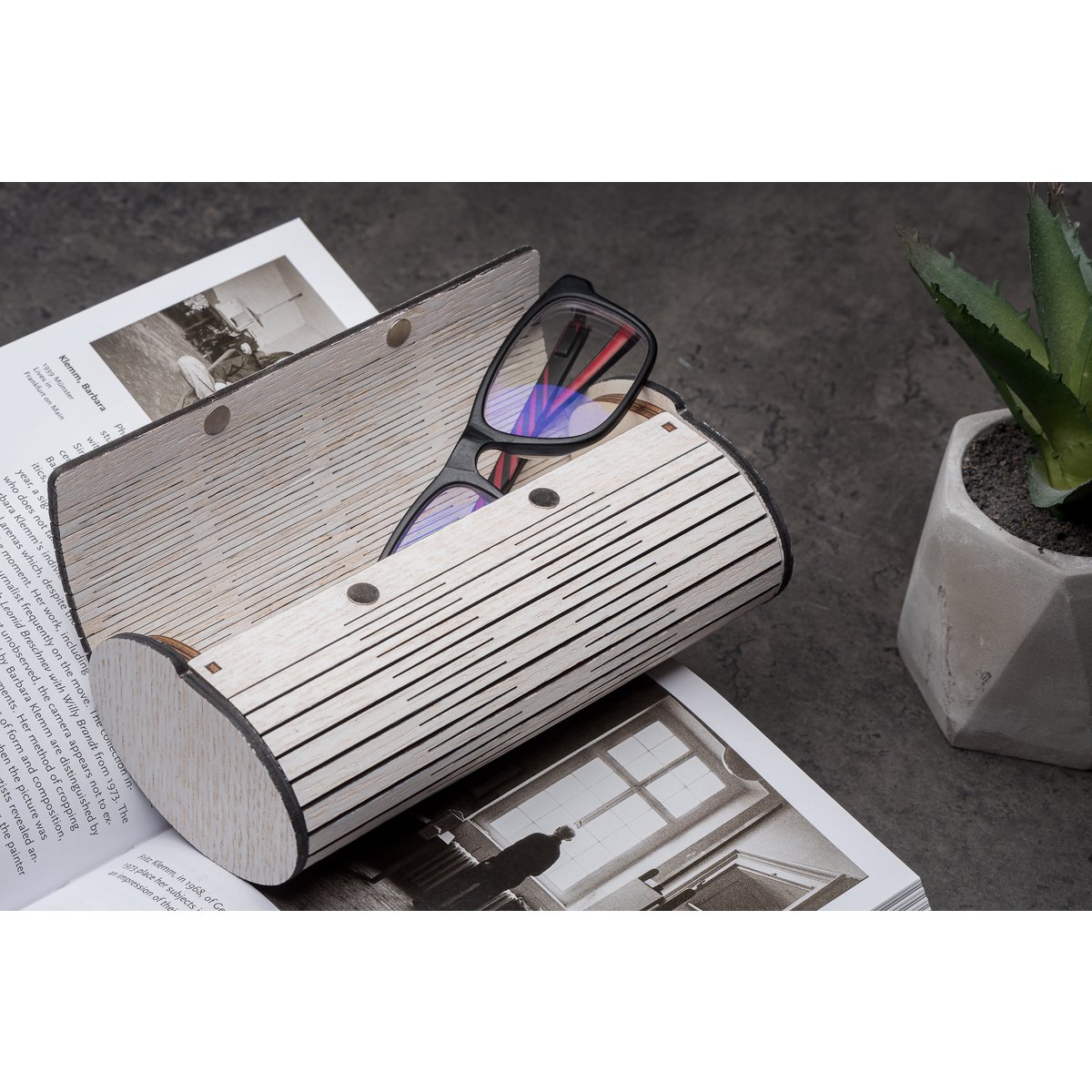 Étui à lunettes en bois fait main Krea-Wood avec aimant. Fabriqué en bois de chêne, couleur blanc vintage