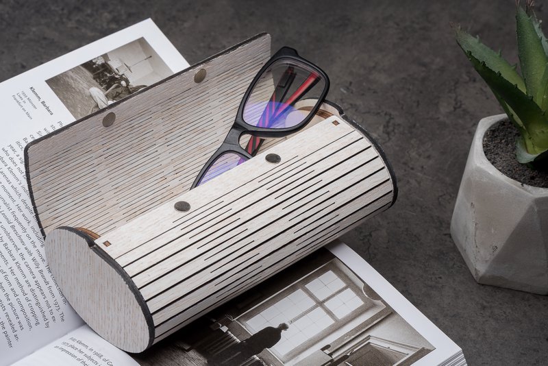 Drewniane, ręcznie robione etui na okulary Krea-Wood z magnesem. Wykonane z drewna dębowego, kolor vintage biały