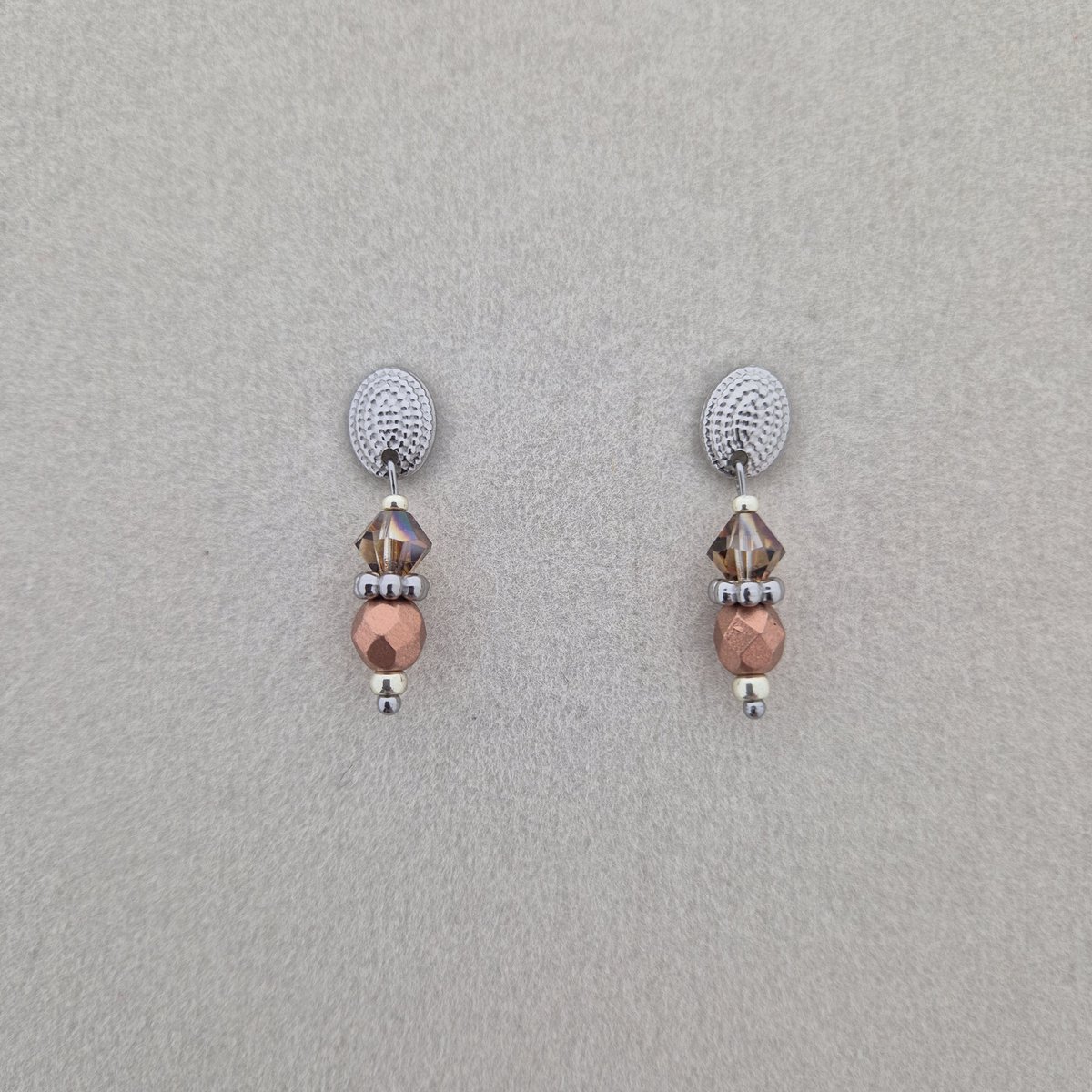 Pendientes con cuentas facetadas marrones