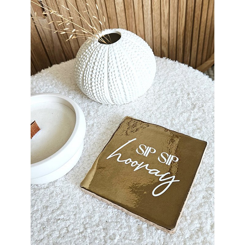 Tegeltje – Sip Sip Hooray