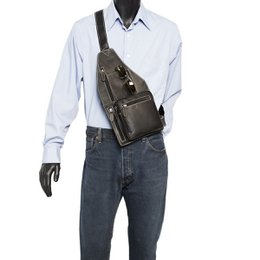 Crossbody taske i 3 farver bøffellæder med justerbar skulderrem og 5 lynlåsrum