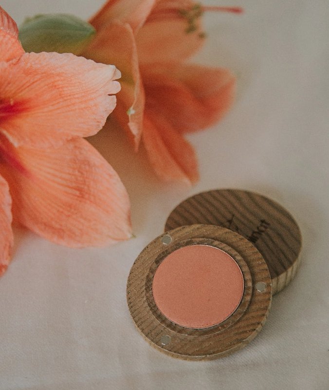 Vegansk pulverblush - naturligt og defineret look, træet sag inkluderet