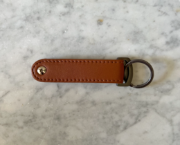 Lundholm leren portemonnee heren bruin en bieropener sleutelhanger echt leer - matchende set in luxe giftbox - vaderdag cadeau vaderdag kados pakket - cadeau voor man flesopener mannen cadeautjes vaderdag cadeau vaderdag geschenk