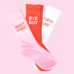 3-pakke %23StatementSocks BAD GIRLS CLUB "Message on Socks" Sokker i hvid, pink og rød gavesæt