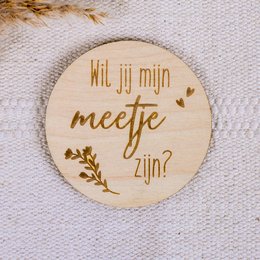 Wooden plaque with text "Wil jij mijn meestje zijn?" in gold lettering, surrounded by floral decorations. Suitable for baby shower or Valentine's Day gifts.