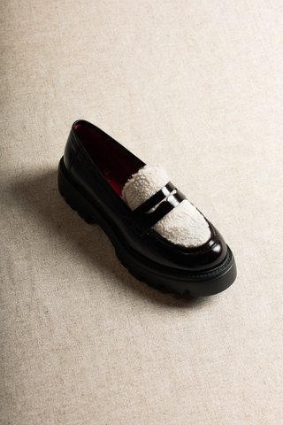 LISSY BLACK AND WHITE – Leren loafers met details van imitatiebont