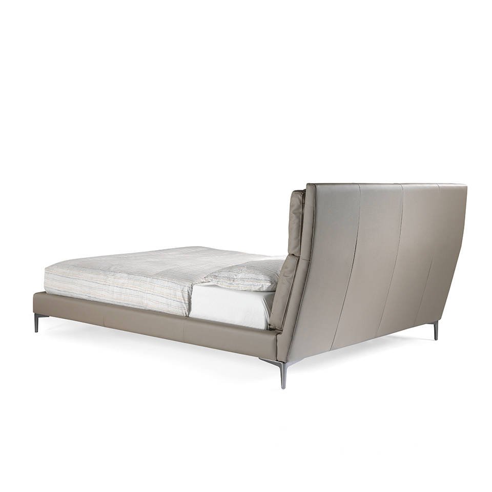 Bett mit Kunstlederbezug und Kissen