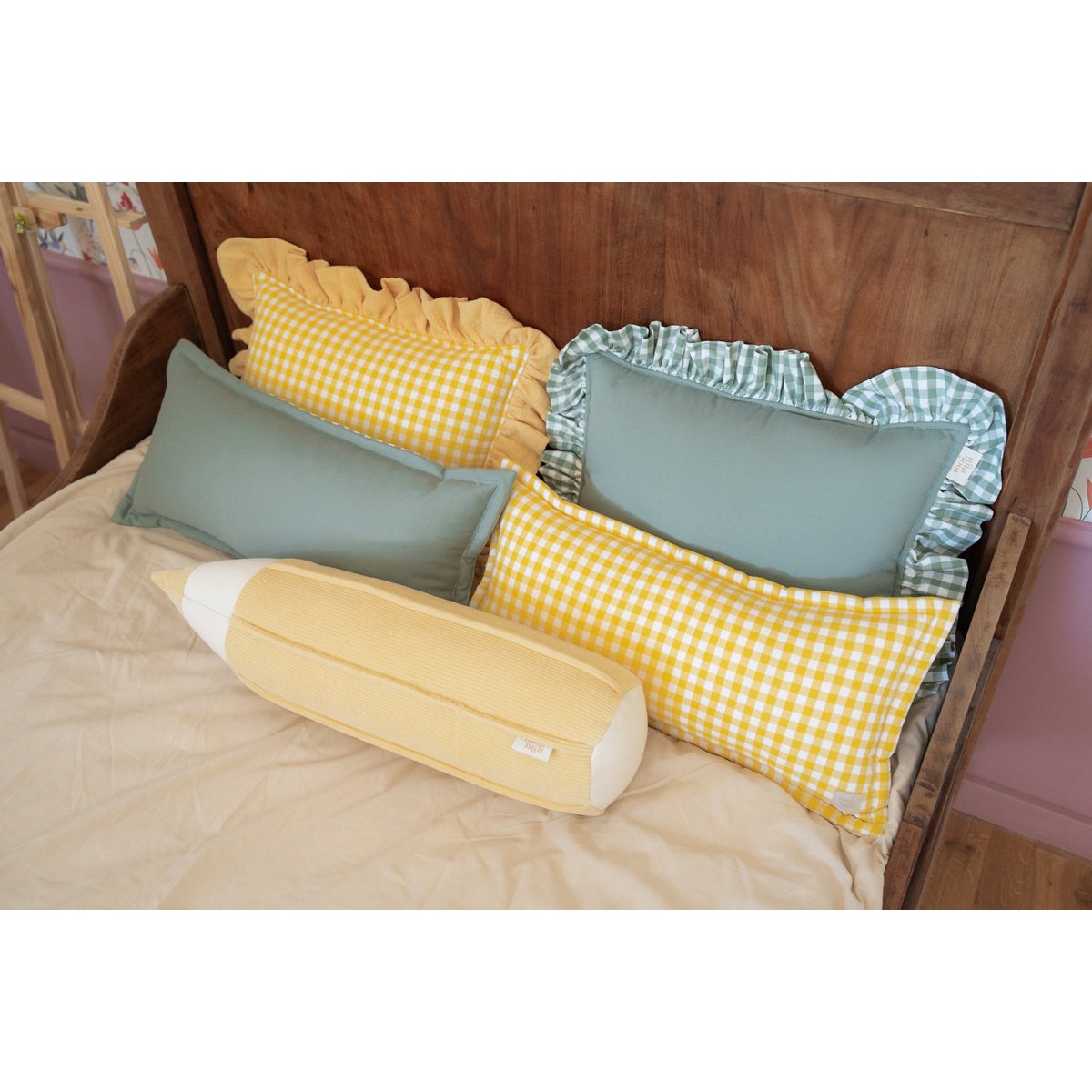 Decorative pillow with ruffle "Sage check"