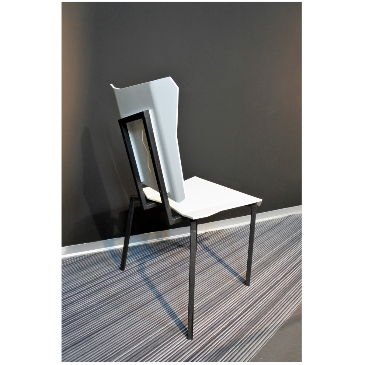 La silla Giulavi blanca destaca por sus formas abstractas pero conscientes de representar el concepto de singularidad...