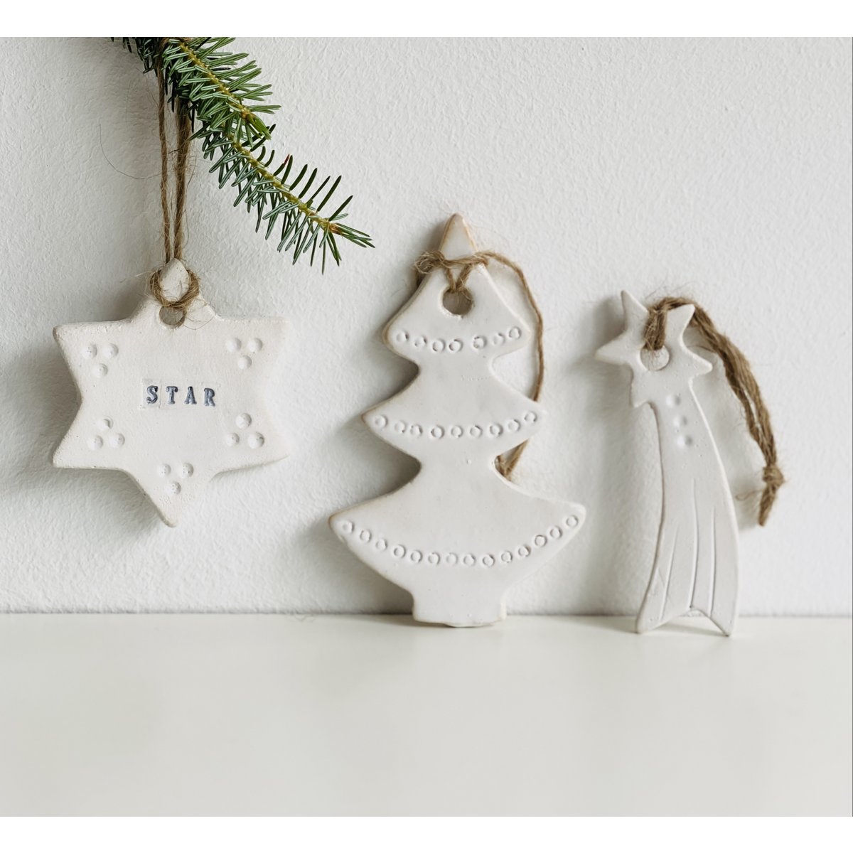 Kerst cadeau: setje witte kerstboomhangers van keramiek