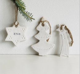 Kerst cadeau: setje witte kerstboomhangers van keramiek