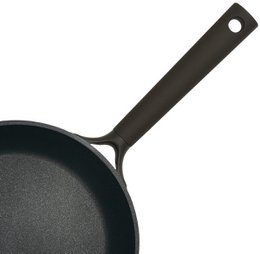 RESTO Padella Ø24 cm Ascella 94009 – Nera – Rivestimento Antiaderente Senza PFAS – Adatta per Induzione e Tutte le Fondi di Calore – Alluminio Riciclato