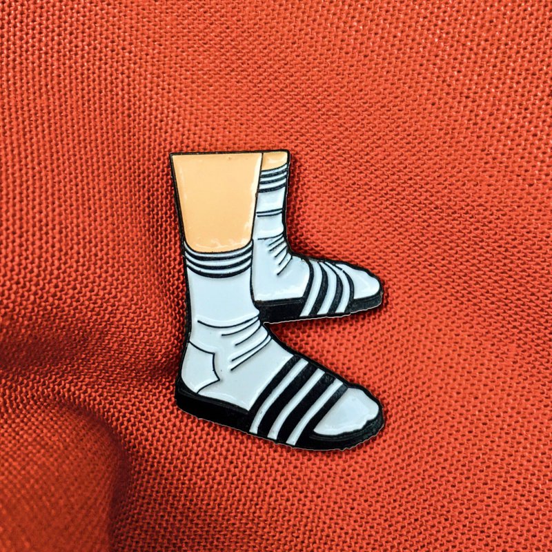 Pin di smalto "calzini e pantofole"