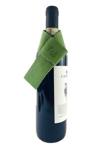 K0010EB | Tropfschutz für Flaschen, hergestellt in Italien aus echtem Vollnarbenleder, Dollar-Maserung – grüne Farbe. Abmessungen: 27 x 4 x 0,5 cm. Verpackung: Geschenkbox mit starrem Boden/Deckel