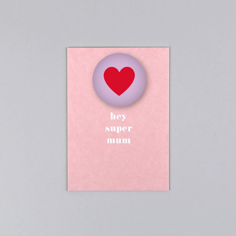 Zet de magneet met ansichtkaart Tessa Mum + Herz