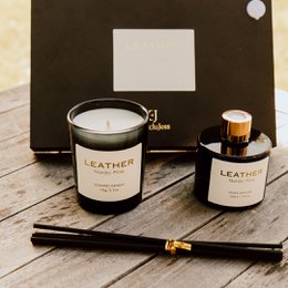 Nordic Pine leather feel gift pack: geurkaars en geurstokjes