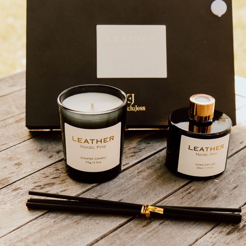 Nordic Pine leather feel gift pack: geurkaars en geurstokjes
