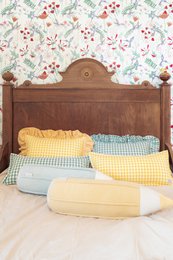 Decorative pillow with ruffle "Sage check"
