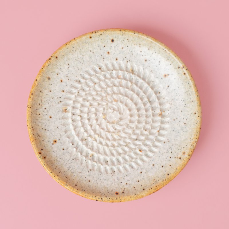 Keramische bord knoflook en kleine kaasraller
