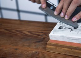 Kitchen Accessories - KOTAI sharpening set with double-sided 2000/6000 grit whetstone, anti-slip bamboo base, flattening stone and 15 degrees angle guide