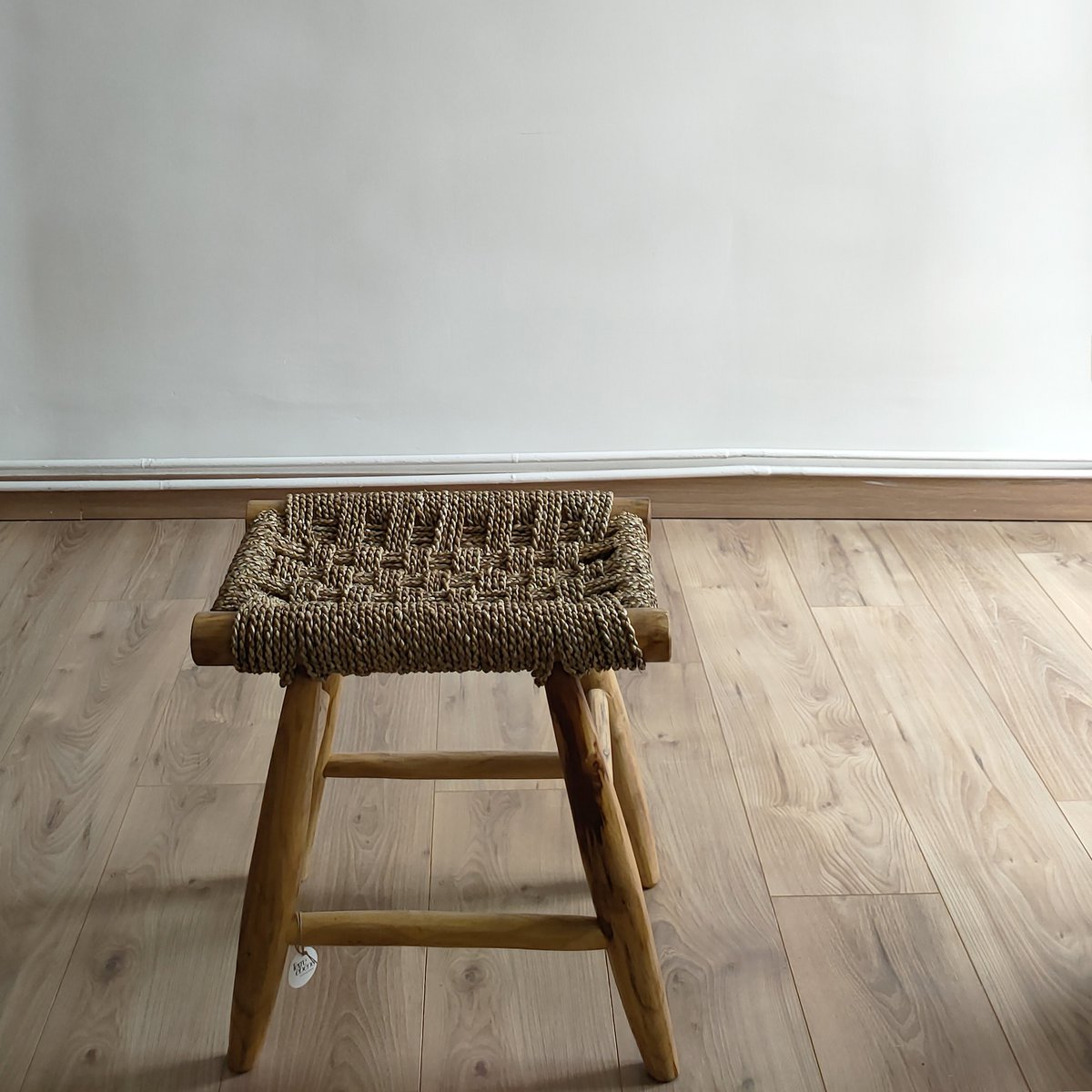HOCKER AUS TEAKHOLZ UND BEIGEM SEIL