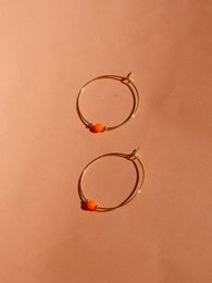 Cuenta de neón naranja sobre criollo de acero inoxidable dorado