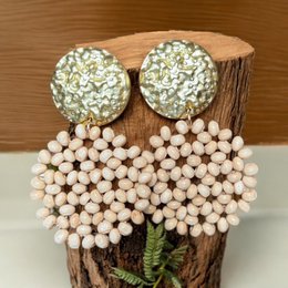 Boucles d'Oreilles Statement : Pastilles Martelées Dorées et Créoles Perlées en Graine de Job — Acier Inoxydable & Naturel