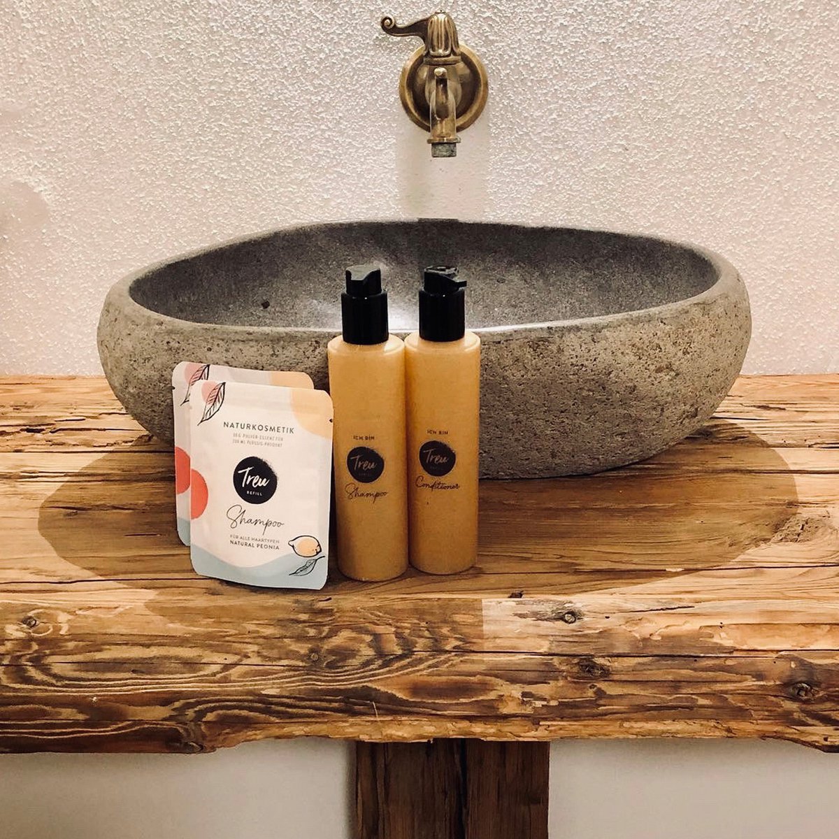 Biologische natuurlijke cosmetica shampoo en conditioner in poedervorm met een navulfles van vloeibaar hout