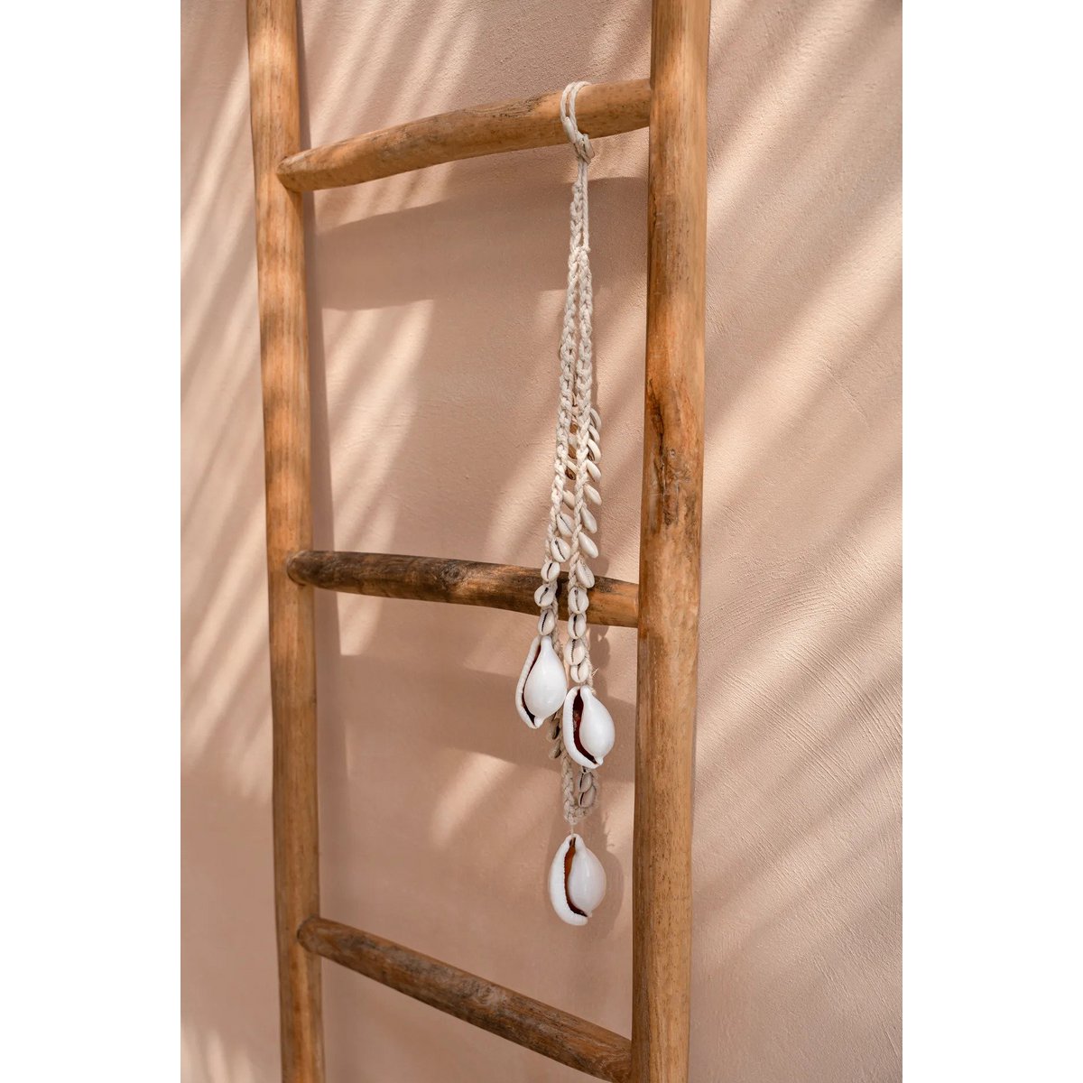 De grote witte kaurischelp ketting