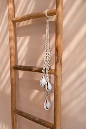 De grote witte kaurischelp ketting