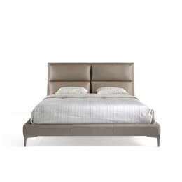 Bett mit Kunstlederbezug und Kissen