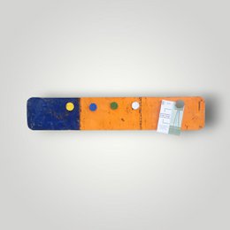 Magnette bord gemaakt van gerecyclede olievaten met 5 kleurrijke magneten 80 cm * 15 cm