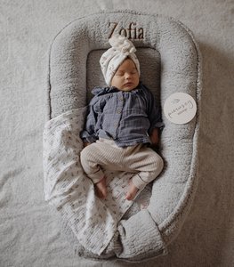 Teddy – grijs gepersonaliseerd babynest, bontcocon met naam/inscriptie