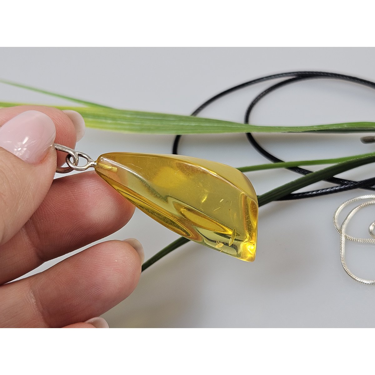 Bernsteinanhänger. Gelber Bernstein. Zertifizierter Bernsteinschmuck. Bernstein-Cabochon. Bernsteinanhänger aus Sterlingsilber