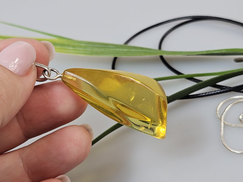 Colgante de ámbar. Ámbar amarillo. Joyas de ámbar certificadas. Cabujón de ámbar. Colgante de ámbar de plata de ley