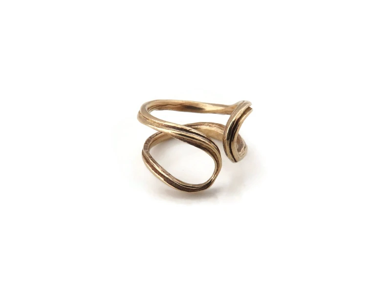 Verstelbare gepatineerde bronzen ring – sculpturaal organisch