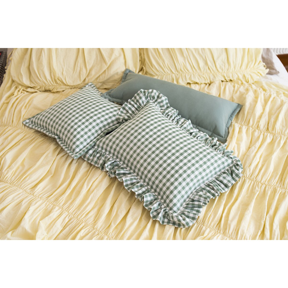 Decorative pillow with ruffle "Sage check"